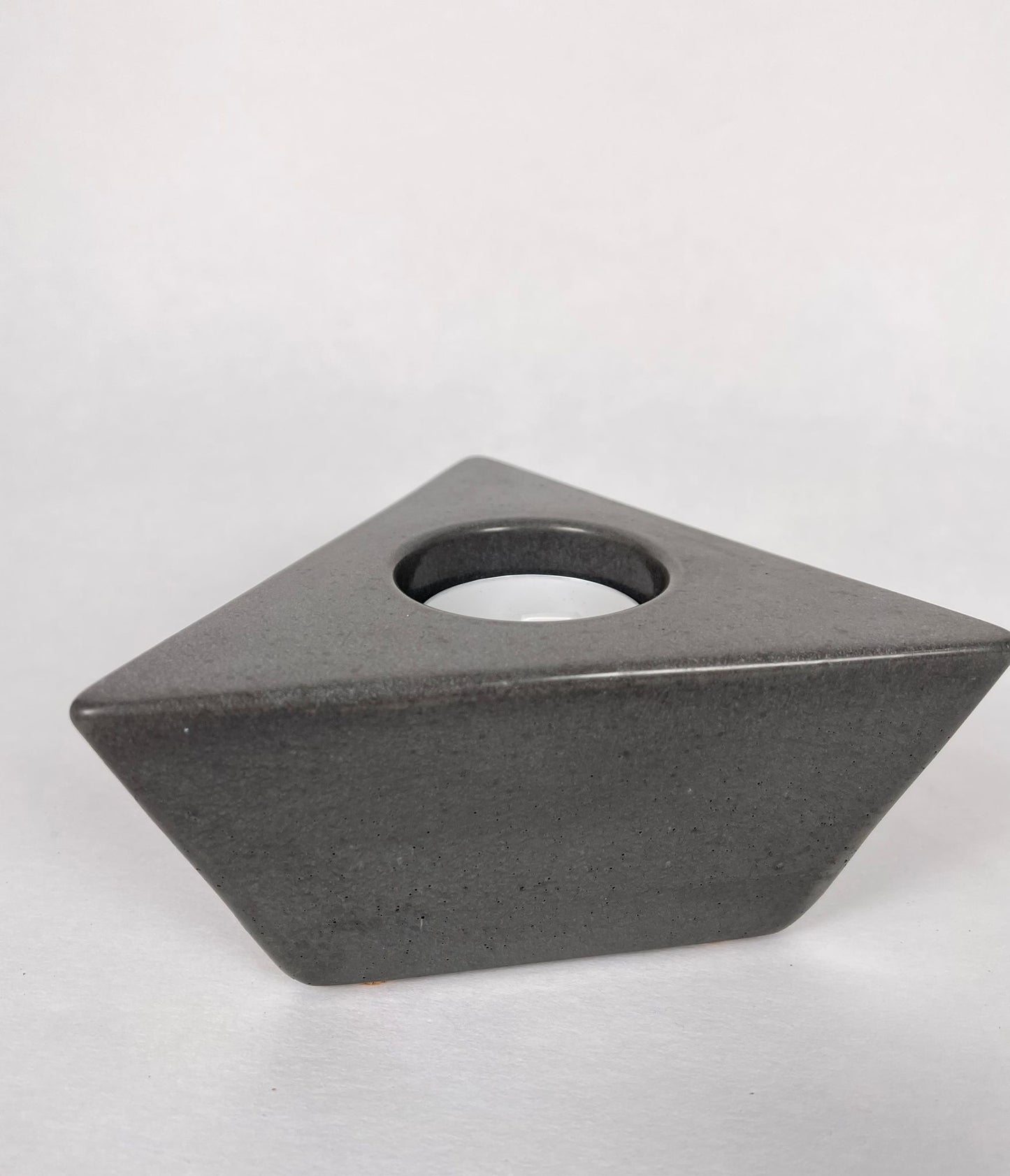 Lysa | Concrete triangular Tea-light holder